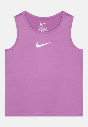 Fialový bezrukávový sportovní top vyrobený z tkaniny odvádějící vlhkost. Obsahuje bílé logo Nike na přední straně a zaoblený výstřih.