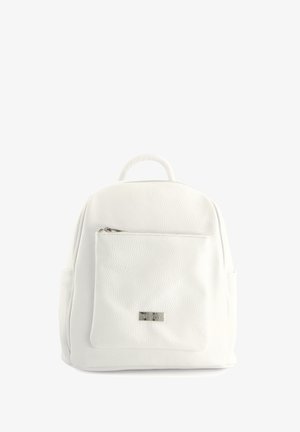 Biały skórzany plecak o teksturowanym wykończeniu, zaokrąglonym kształcie, przedniej kieszeni na zamek, kieszeniach bocznych oraz małej metalowej metce z logo marki.