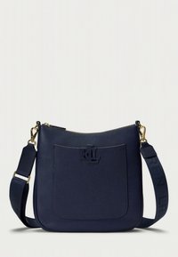 Tmavě modrá kožená kabelka přes rameno s texturovaným povrchem, zlatým kování, raženým logem a širokým nastavitelným páskem s potiskem značky.