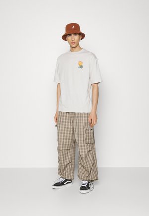 YOURTURN UNISEX - Cargo trousers - beige