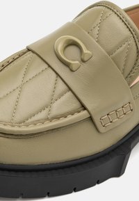 COACH LEAH QUILTED LOAFER - Jalga libistatavad jalanõud - moss