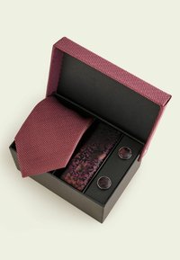 Bordeauxrotes texturiertes Krawattengeschenk-Set mit passendem floralen Einstecktuch und Manschettenknöpfen in einer schwarzen Schachtel mit bordeauxrotem Stofffutter.