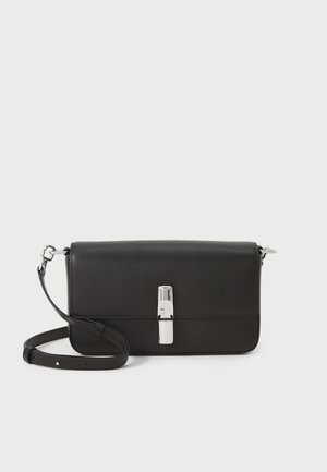 Borsa a mano nera in pelle con hardware argento, di forma rettangolare e con tracolla rimovibile. Presenta una superficie testurizzata e una chiusura frontale.