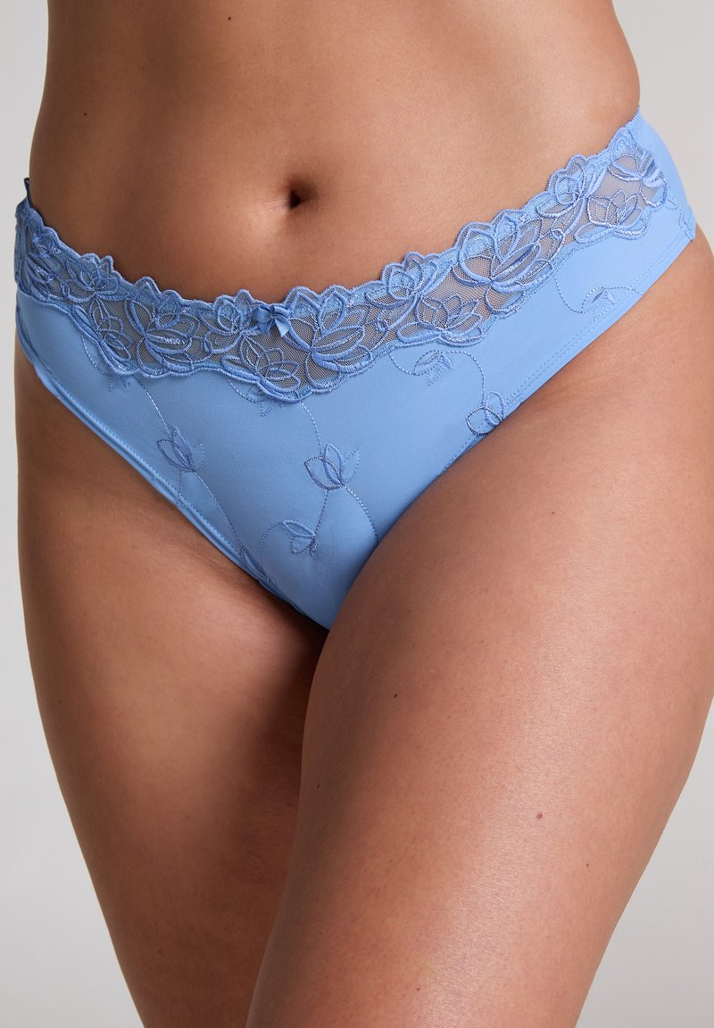 Lys blå bikini truser laget av glatt stoff, med en blomstrete blondekant i livet med bølget kant og subtil broderi detaljer.