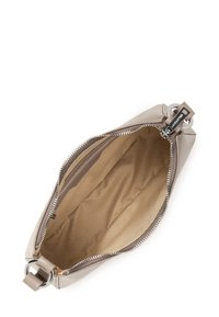 Clutch in pelle beige con esterno liscio, zip e accessori in argento, e foderatura interna beige morbida. Include un compartimento con zip.