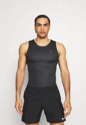 Schwarzes Tanktop mit einem strukturierten Muster, runden Ausschnitt und Logo auf der Brust, kombiniert mit schwarzen Shorts.