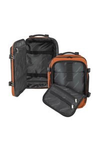 Orangener und schwarzer Rucksack mit Reißverschlussöffnung, inneren Gurten und einer abnehmbaren, mit Reißverschluss verschließbaren Tasche. Glatte Außenfläche mit einer strukturierten Form.