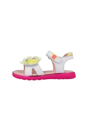 Sandalo bianco per bambini con suola rosa, fiore di tessuto giallo sulla fascia anteriore e chiusura in velcro regolabile.
