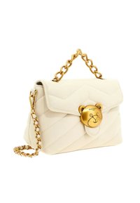 Borsa a tracolla trapuntata crema con manici in catena dorata e una chiusura a forma di faccia di orsetto dorata sul risvolto anteriore.
