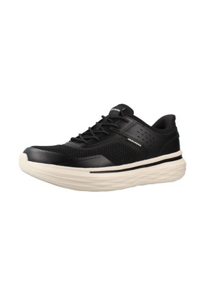 Zapatilla deportiva negra Skechers con parte superior de malla y cuero, suela blanca gruesa y acolchada, y cordones negros.