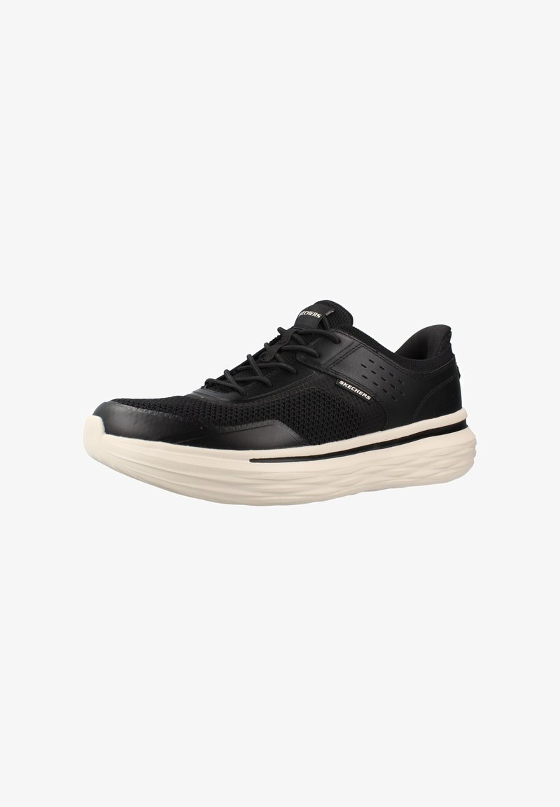 Chaussure de sport noire Skechers avec dessus en mesh et cuir, semelle blanche épaisse et rembourrée, et lacets noirs.