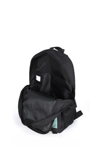 Zwarte rugzak met een ritssluiting, voorzien van een ruime binnenzijde en een mesh pocket. Materiaal is duurzame stof met een gladde textuur.