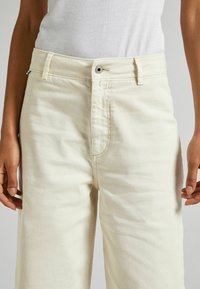 Pepe Jeans Vaqueros a campana - off-white