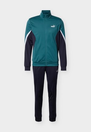 Σετ φόρμας Puma σε τιρκουάζ και μαύρο με μπουφάν με πλήρη φερμουάρ, λεπτομέρειες σε λευκό στα μανίκια και ταιριαστό μαύρο παντελόνι με κωνική γραμμή.