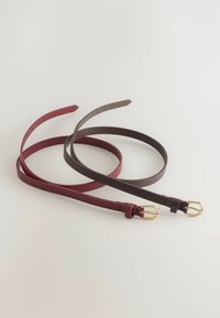 Due cinture sottili, una bordeaux e una grigia scura, realizzate in pelle liscia con fibbie in metallo dorato e notches regolabili.