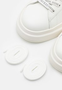 Guess ELBA - Sportcipő - white/grey