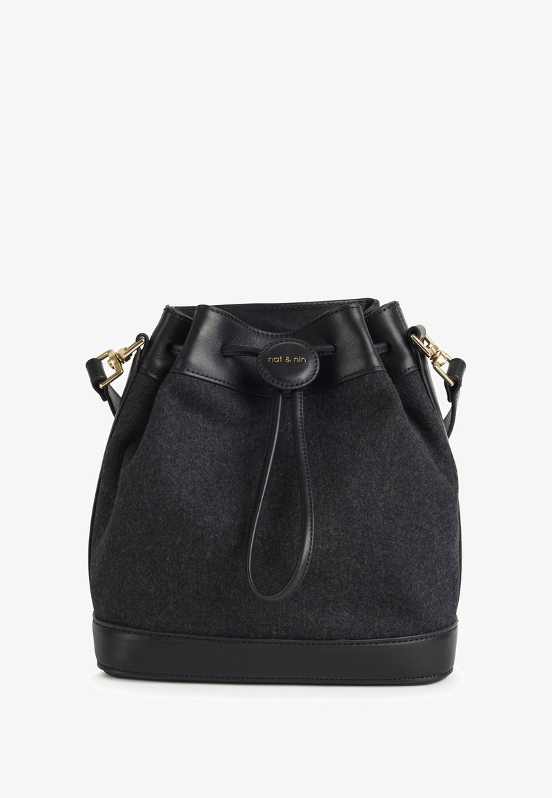 Siva filc torbica u obliku kante s crnim kožnim obrubom i zatvaranjem na vezicu. Ima okrugli logo i zlatne ukrase od metalnog pribora.