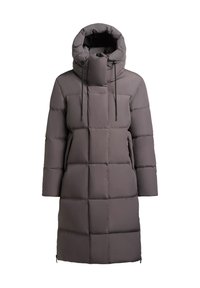 Abrigo acolchado largo y gris con capucha, que presenta un diseño acolchado, detalles con cordón, bolsillos laterales y un corte holgado para aislamiento.