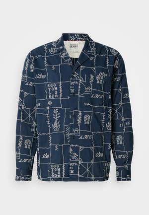 Camicia a maniche lunghe blu navy con motivi geometrici ricamati bianchi, dotata di colletto a punta e chiusura frontale con bottoni.