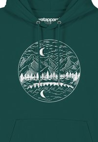 Turfkleurige hoodie met een witte ronde grafiek van bergen, bomen en een maan, met ingewikkelde lijntekeningen en een gestructureerd ontwerp.