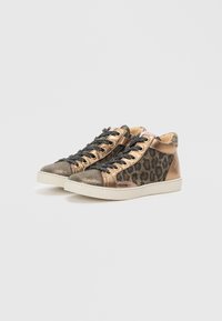 Hohe Sneakers aus metallischem Gold- und Bronzematerial mit einem Leopardenmuster an der Seite, schwarzen Schnürsenkeln und einer strukturierten Gummisohle.