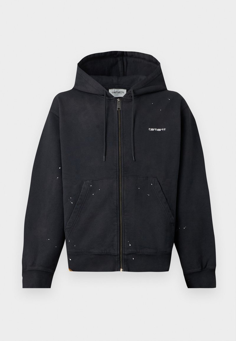 Sweat à capuche noir zippé avec poches avant, capuche à cordon, petites éclaboussures de peinture blanches et logo Carhartt blanc sur la poitrine.