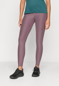 Kitsad kõrge vöökohtadega leggingsid, mida on mahe roosa värv ning millel on peen sära, ning must Puma logo reie peal. Kombineeritud mustade spordikingadega.