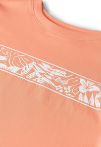 Κοραλί T-shirt με στρογγυλή λαιμόκοψη, διακοσμημένο με λευκό τροπικό floral σχέδιο και λογότυπο στο στήθος. Μαλακό βαμβακερό υλικό.