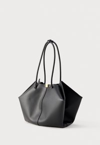 Borsa tote in pelle nera con due manici a spalla e chiusura a scatto quadrata in metallo dorato, fotografata su sfondo bianco.