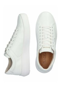 Białe skórzane trampki z płaskimi sznurowadłami, gładką powierzchnią i kontrastującą, teksturowaną gumową podeszwą. Z logo na języku i wkładce.