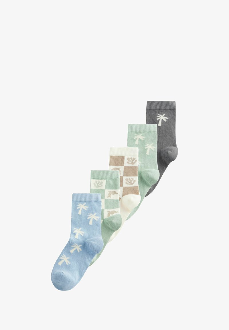 Fünf Paar gefaltete Socken in Blau, Grün, Creme und Grau mit Palmen- und Tiermustern, die in einer diagonalen Linie angeordnet sind.