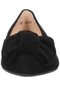 Ballerines en daim noir avec un grand nœud noué sur le devant. Texture lisse et design à bout pointu. Semelle noire uni.