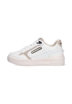Witte lage sneaker met beige suède accenten, voorzien van het merk "BRAQEEZ" aan de zijkant en achterkant, met witte veters en een gestructureerde zool.
