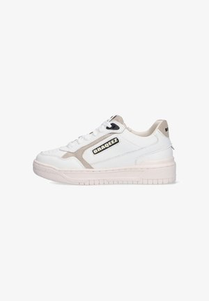 Witte lage sneaker met beige suède accenten, voorzien van het merk "BRAQEEZ" aan de zijkant en achterkant, met witte veters en een gestructureerde zool.