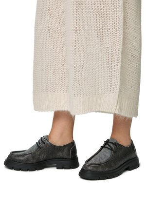 Scarpe nere e grigie con una finitura testurizzata, punta arrotondata, design con lacci, suola nera spessa e dettagli in cucitura bianca a contrasto.