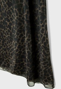 Gonna in tessuto leopardato nelle tonalità verde scuro e beige, caratterizzata da una texture fluida e un orlo con una leggera finitura trasparente.