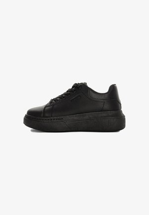 Sneaker in pelle nera con punta arrotondata, lacci piatti e suola spessa. Presenta una texture liscia e un design minimalista.