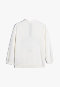 Sudadera blanca de punto con cuello alto, mangas largas y puños de canalé. Textura suave con un ajuste relajado.