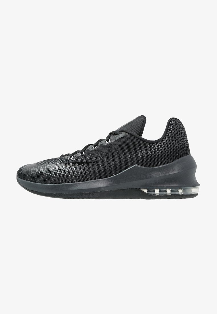 Chaussure de sport basse noire avec dessus en mesh, fermeture à lacets, semelle rembourrée et amorti à air visible au niveau du talon.