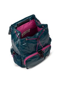 Mochila hecha de material brillante en color azul verdoso. Cuenta con un forro interior rosa, un bolsillo frontal con cremallera, cierre con cordón y bolsillos laterales de malla.