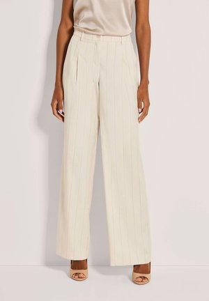 Hose mit weitem Bein in Cremefarbe mit vertikalen Nadelstreifen, vorne mit Falten und einem Gürtel in der Taille. Glatte Textur und maßgeschneiderter Schnitt.