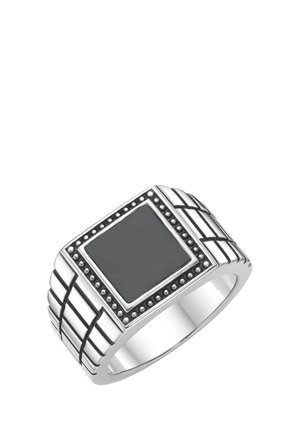 Silberner Ring mit einem quadratischen schwarzen Stein in der Mitte, umgeben von kleinen Metallperlen und eingravierten Gittermustern am Ringband.