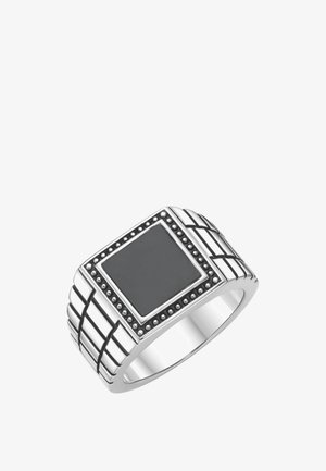 Silberner Ring mit einem quadratischen schwarzen Stein in der Mitte, umgeben von kleinen Metallperlen und eingravierten Gittermustern am Ringband.