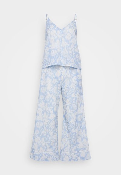 Δίχρωμο φωτεινό μπλε σε λουλουδάτο σχέδιο, ρούχο δύο τεμαχίων που περιλαμβάνει ένα αμάνικο τοπ με V-λαιμόκοψη και παντελόνι με φαρδιά ποδιά και φαρδύ ρέλι.