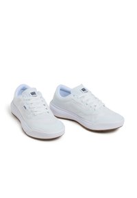 Witte canvas sneakers met een gestructureerd oppervlak, voorzien van een rubberen zool, gevoerde kraag en zwart logo-label op de tong. Platte veters inbegrepen.