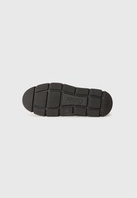 Semelle de chaussure en caoutchouc noir avec un motif texturé comprenant des rainures et des sections distinctes. Le nom de la marque "Cdbort" est estampé sur la surface.