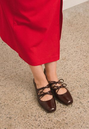 BALAGAN Zapatos de salón con cordones - glossy bordo