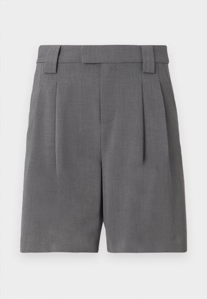 Pantaloni corti grigi su misura, realizzati in un tessuto a trama fine. Presentano pieghe frontali, passanti per cintura e tasche laterali per un aspetto strutturato.