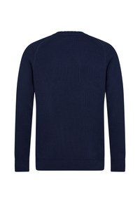Pull en tricot bleu marine avec texture côtelée, col rond et manches longues. Présente un dos épuré et simple sans ornements.