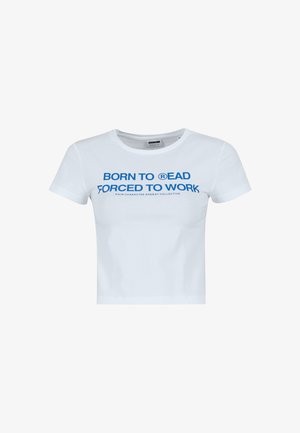 Weißes, kurzärmeliges Baumwoll-Cropped-T-Shirt mit blauer Schrift, die "GEBOREN ZU LESEN, GEZWUNGEN ZU ARBEITEN" lautet. Hat einen runden Ausschnitt.